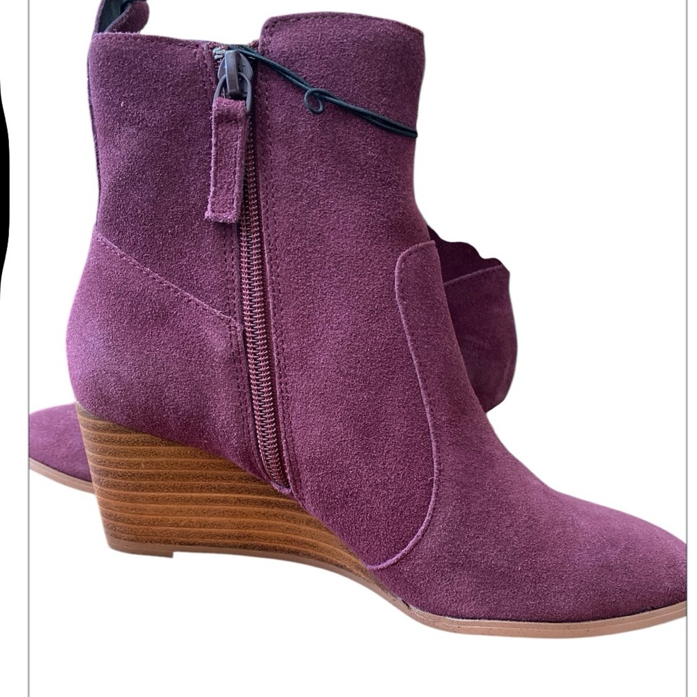 Violet & Red Burgundy Suede Ankle Boots size 6 NWT.